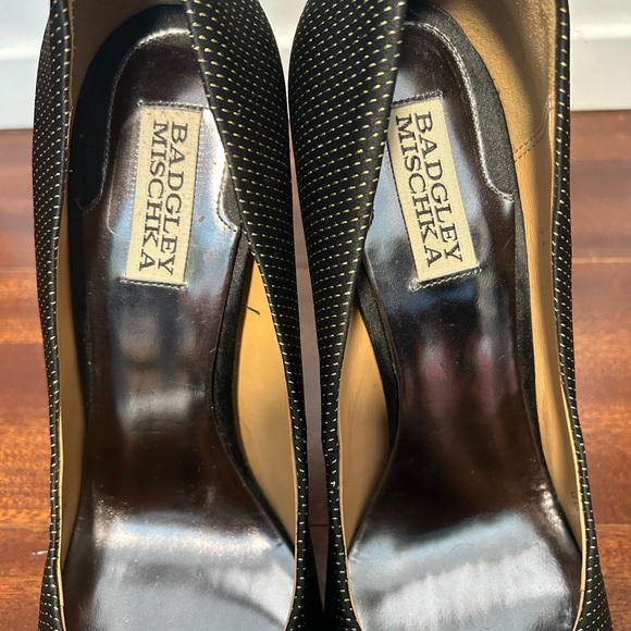 Badgley Mischka Vintage Style Jewelled Pumps - Picture 10 of 11